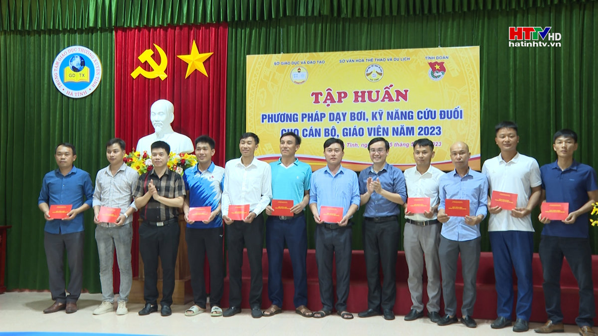 Sở GD&ĐT bế mạc lớp tập huấn dạy bơi cho cán bộ, giáo viên