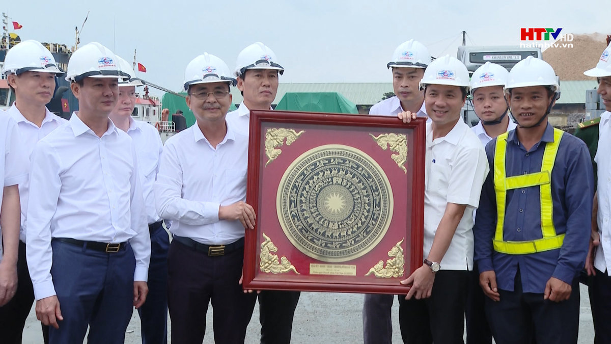 Bí thư Tỉnh uỷ chúc mừng doanh nghiệp, doanh nhân