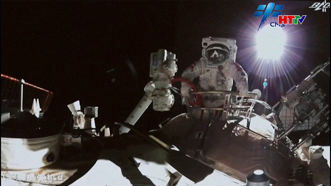 Nữ phi hành gia Trung Quốc đầu tiên đi bộ ngoài không gian