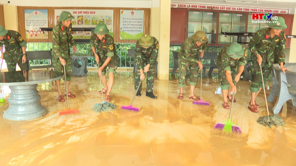 Bộ đội giúp dân khắc phục lũ lụt