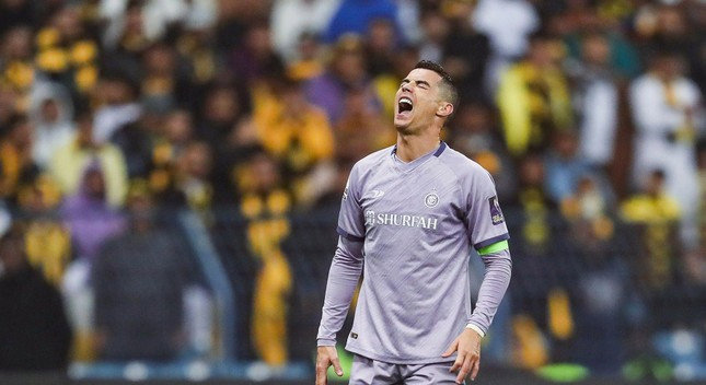 Ronaldo ghi bàn phút bù giờ, cứu Al Nassr khỏi kết cục ê chề