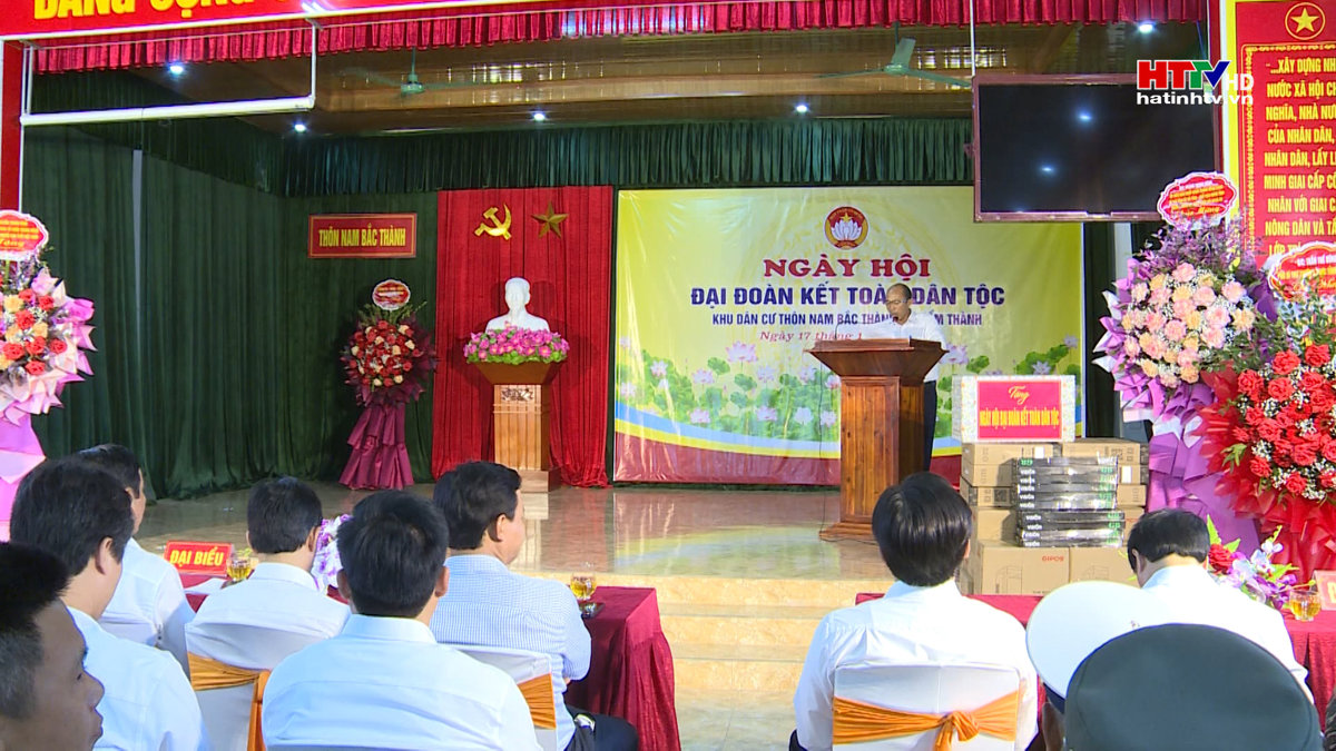 Chủ tịch Hội người cao tuổi dự ngày hội đại đoàn kết xã Cẩm Thành