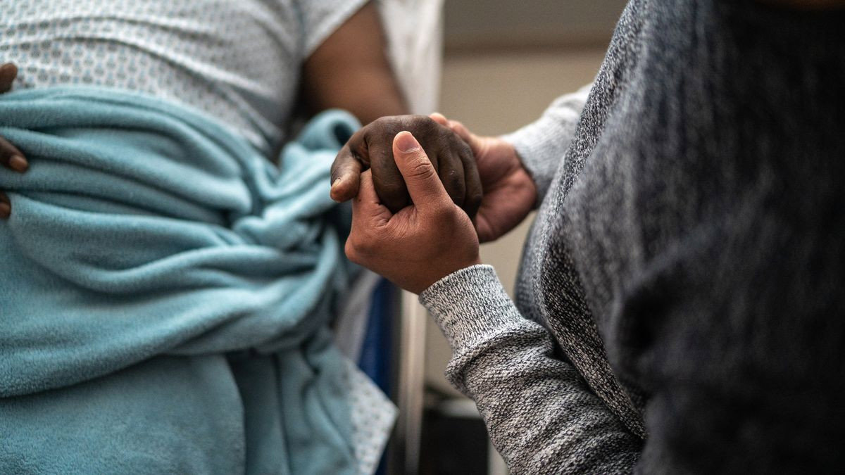 Bác sĩ tiết lộ giác quan đầu tiên mất đi khi con người cận kề cửa tử