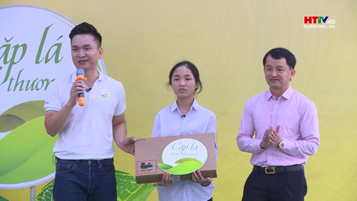 Chương trình “Cặp lá yêu thương” trao học bổng cho học sinh Hà Tĩnh