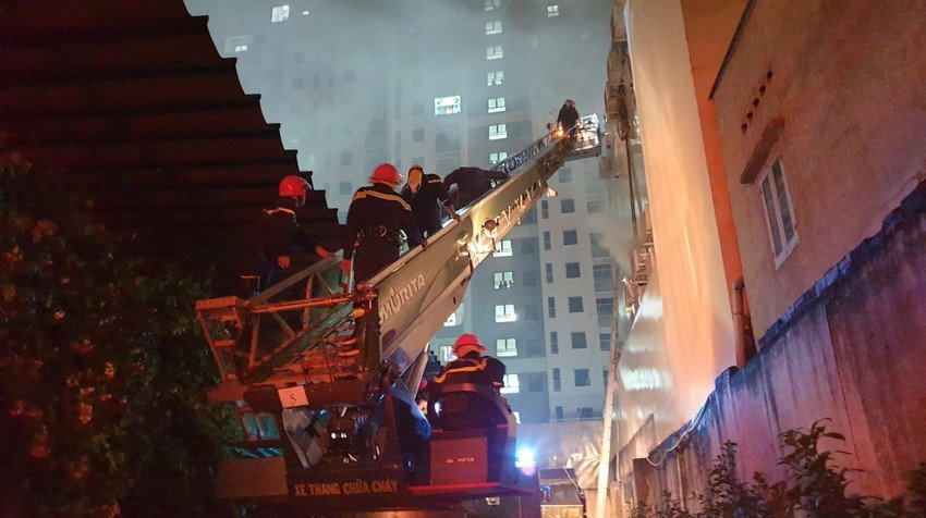 Bình Dương: Cháy lớn ở quán karaoke, nhiều người thương vong