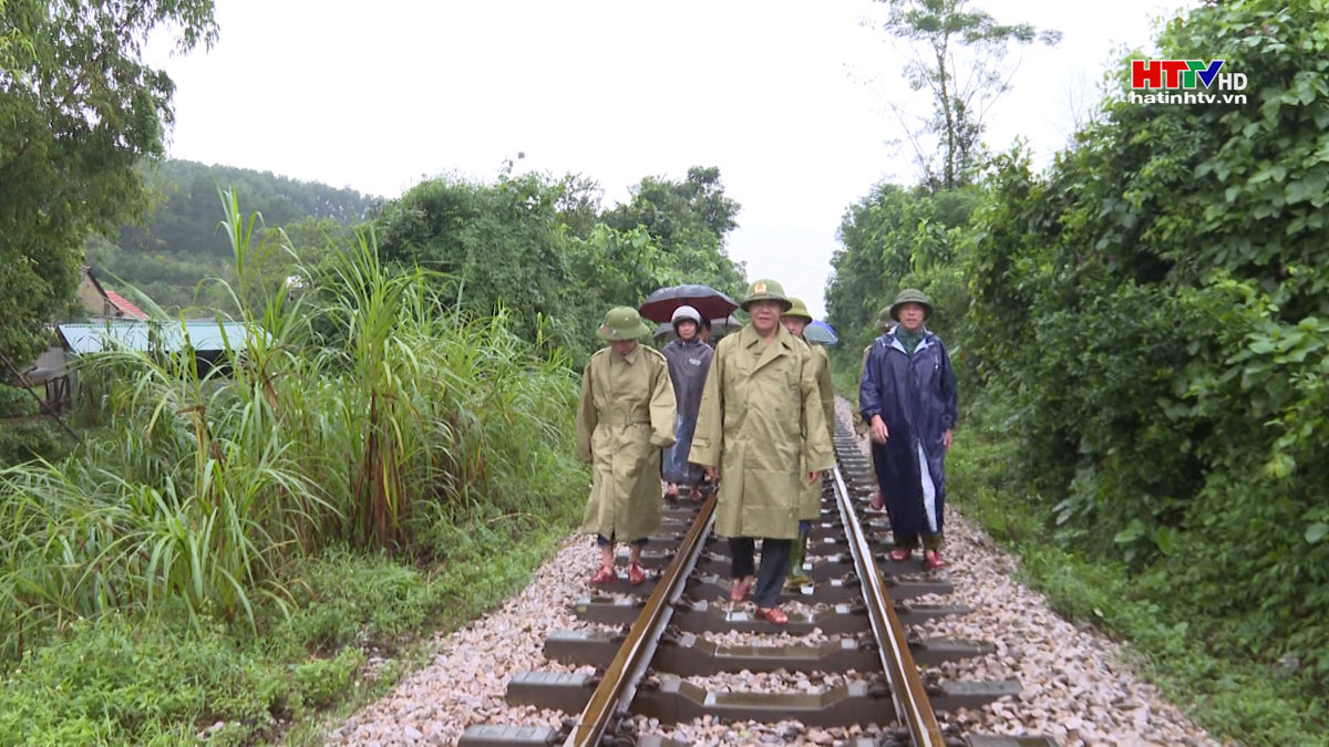 Chủ tịch UBND tỉnh chỉ đạo khắc phục sạt lở đường sắt tại Vũ Quang