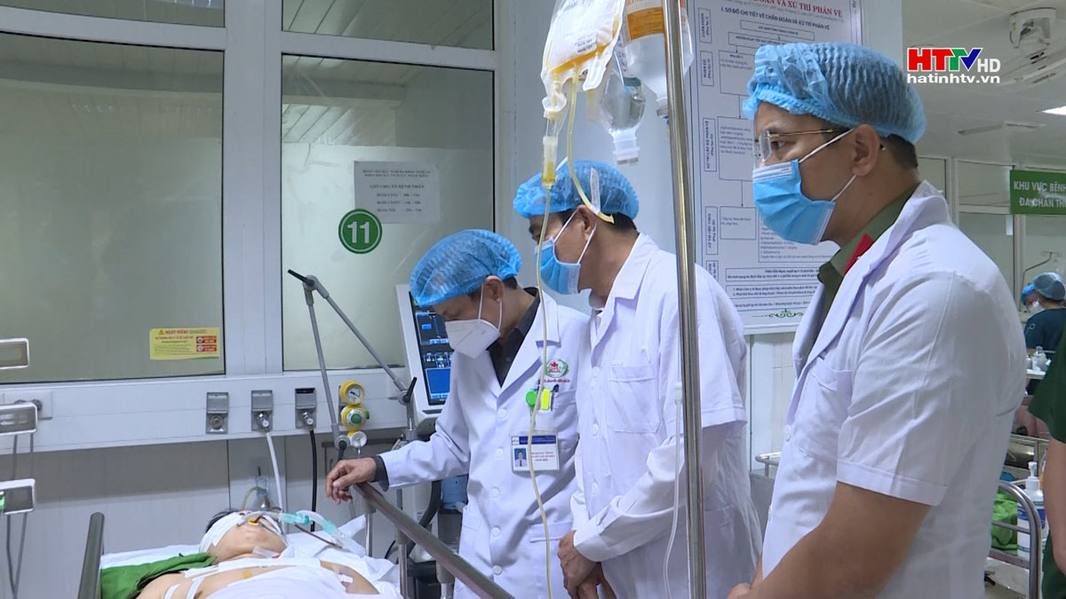 Chủ tịch UBND tỉnh thăm sỹ quan công an bị thương