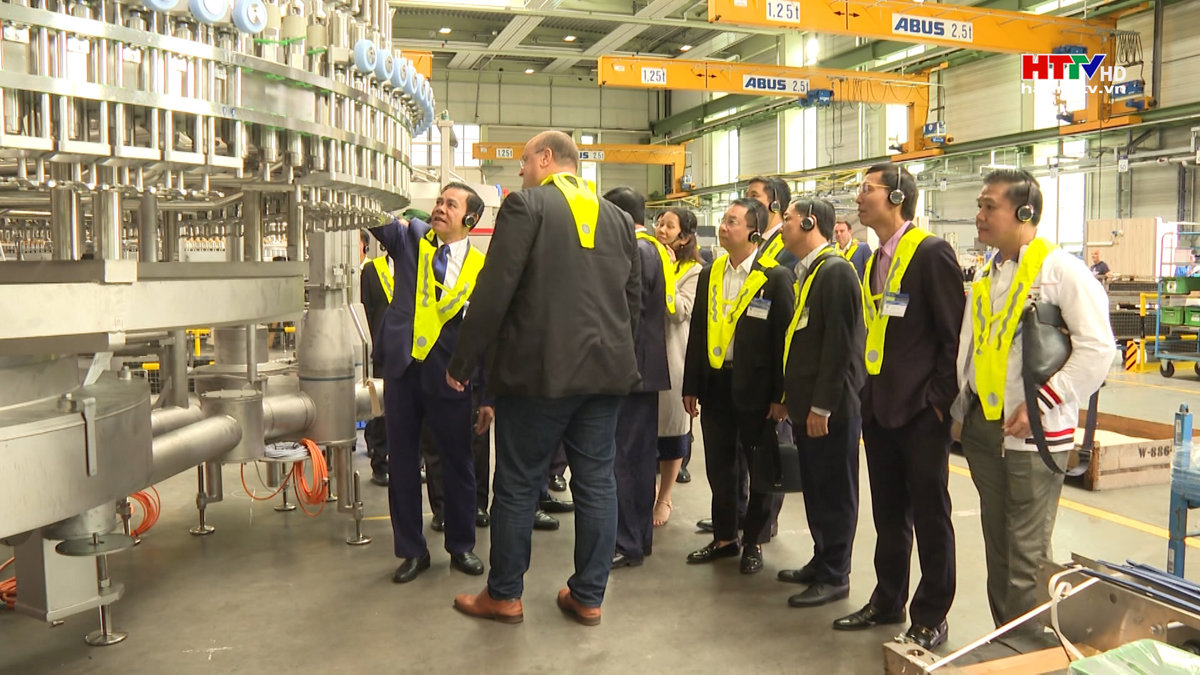 Chủ tịch UBND tỉnh thăm Nhà máy Krones đối tác bia Nghệ Tĩnh