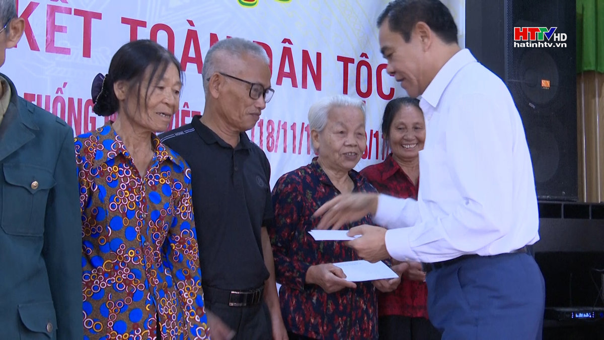 Chủ tịch UBND tỉnh chung vui ngày hội ĐĐK với nhân dân xã Ân Phú