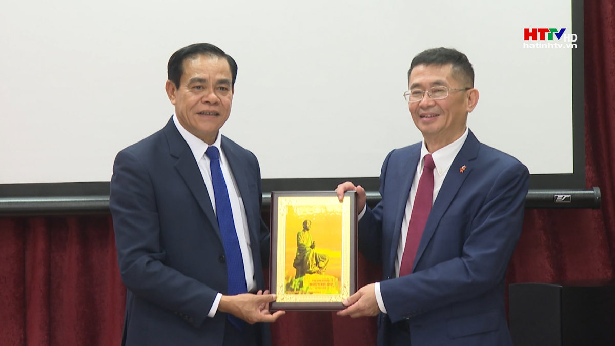 Chủ tịch UBND tỉnh thăm và làm việc với Đại sứ quán Việt Nam tại Slovakia