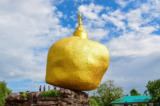 Bí ẩn ngôi chùa thiêng trên tảng đá dát vàng "thách thức trọng lực" ở Myanmar