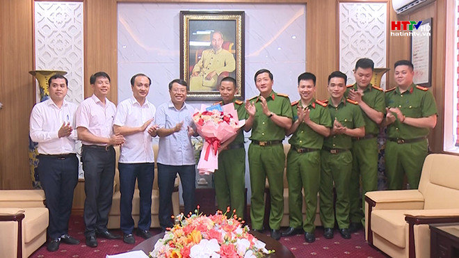 Lãnh đạo thành phố Hà Tĩnh chúc mừng lực lượng công an