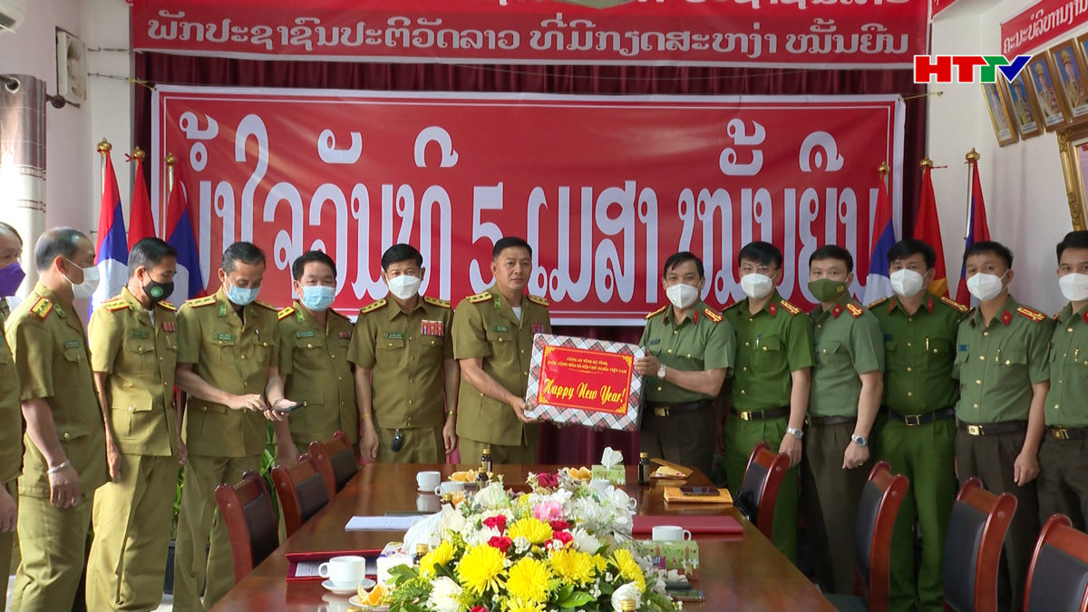Công an Hà Tĩnh chúc tết Công an tỉnh Bôlykhămxay và Khăm Muộn