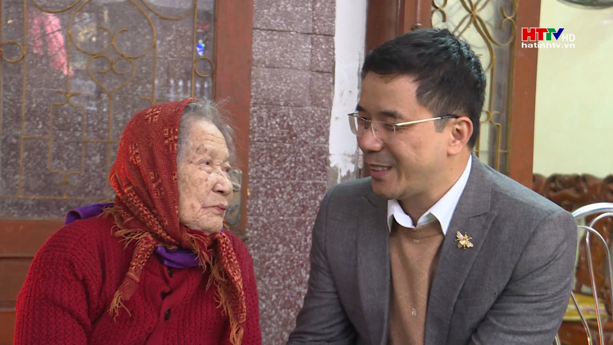 Giám đốc Công an tỉnh tặng quà gia đình chính sách