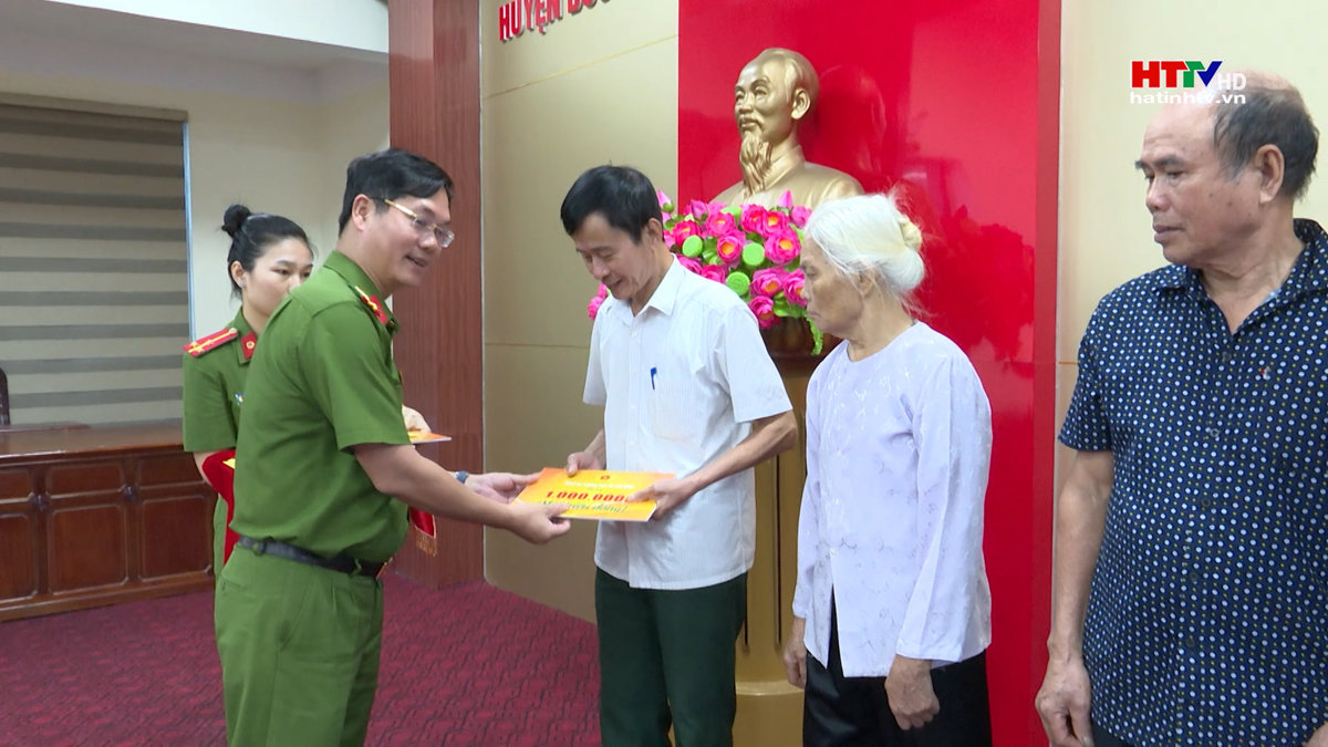 Công an TP.HCM trao 200 suất quà cho nạn nhân chất da cam