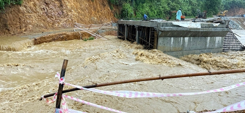 Mưa lớn kèm lốc, sét gây thiệt hại tại nhiều địa phương
