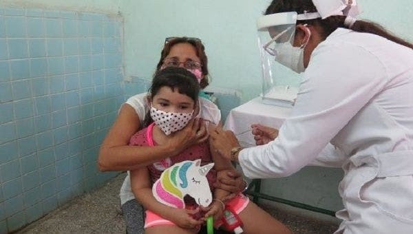 Cuba: Nước đầu tiên trên thế giới tiêm vaccine COVID-19 cho trẻ em từ 2 tuổi