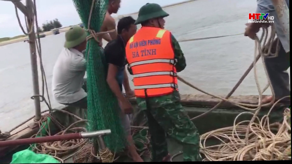 Bộ đội Biên phòng Hà Tĩnh cứu hai cha con gặp nạn trên biển