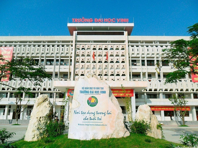 Đại học Vinh "giam bằng" hơn 100 sinh viên vì đối tác nợ học phí
