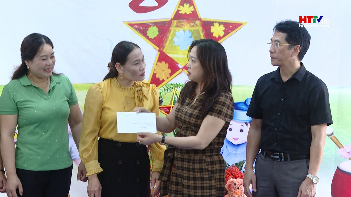 HTTV trao tặng trường Mầm non Hương Lâm 60 triệu đồng