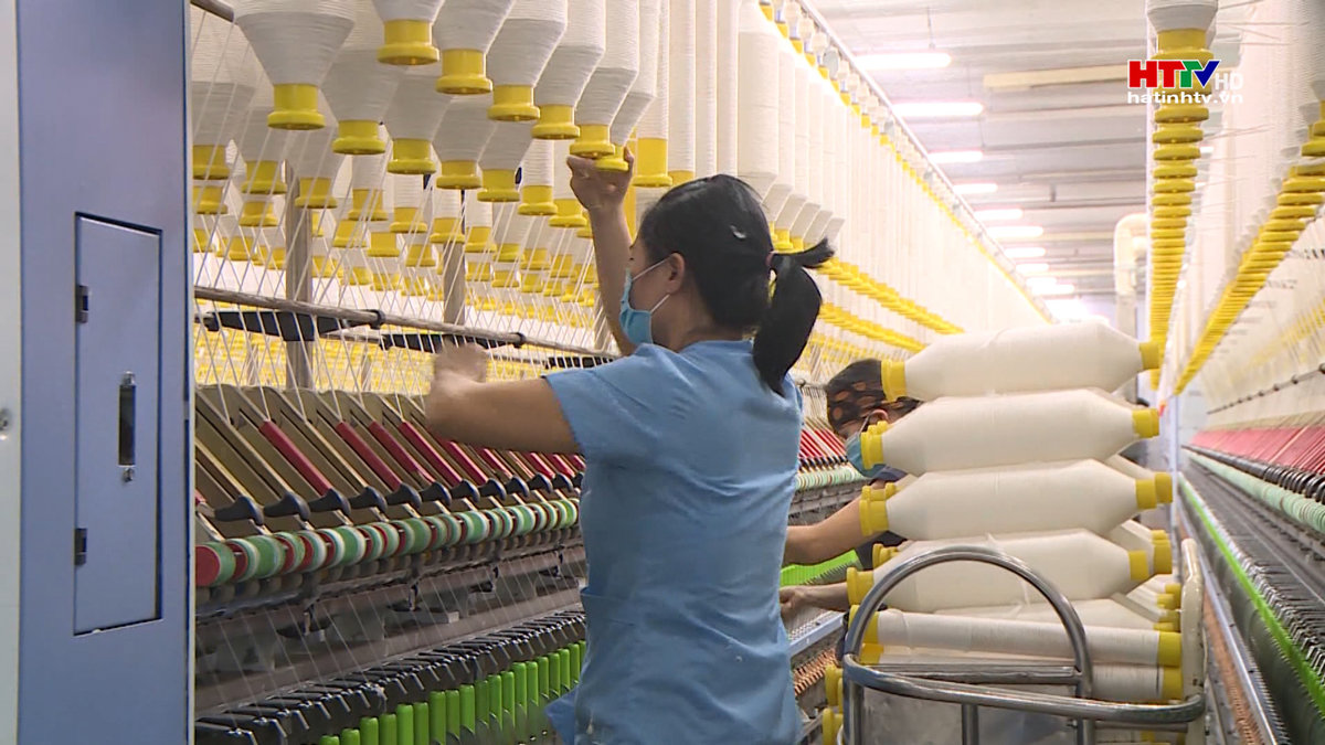 Các doanh nghiệp dệt may đảm bảo việc làm chăm lo đời sống cho người lao động