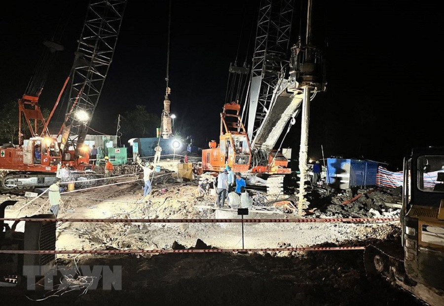 Đêm thứ 4 giải cứu bé trai 10 tuổi rơi vào cọc bê tông