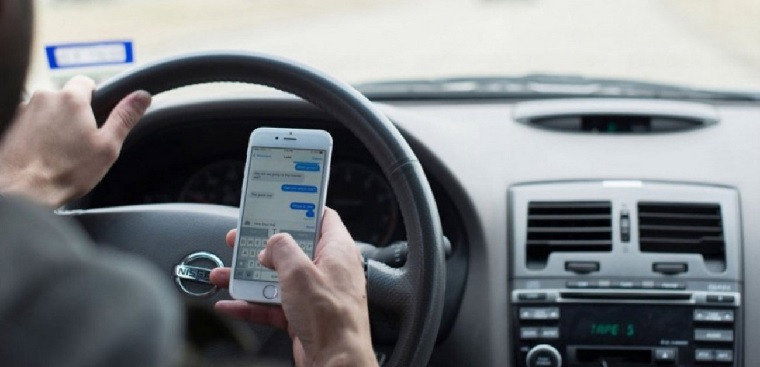 Đeo tai nghe khi điều khiển ôtô có bị phạt không?