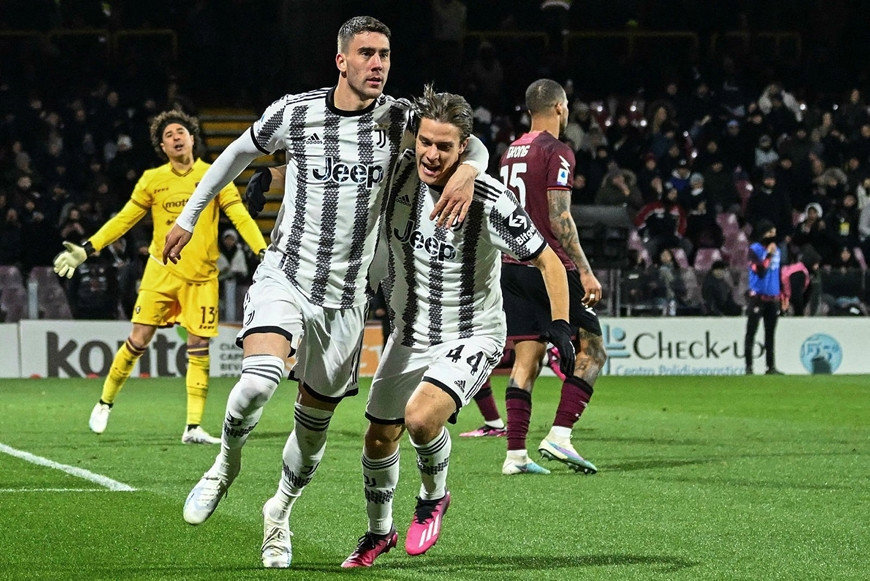 Juve thắng lớn, Ngoại hạng Anh xáo trộn