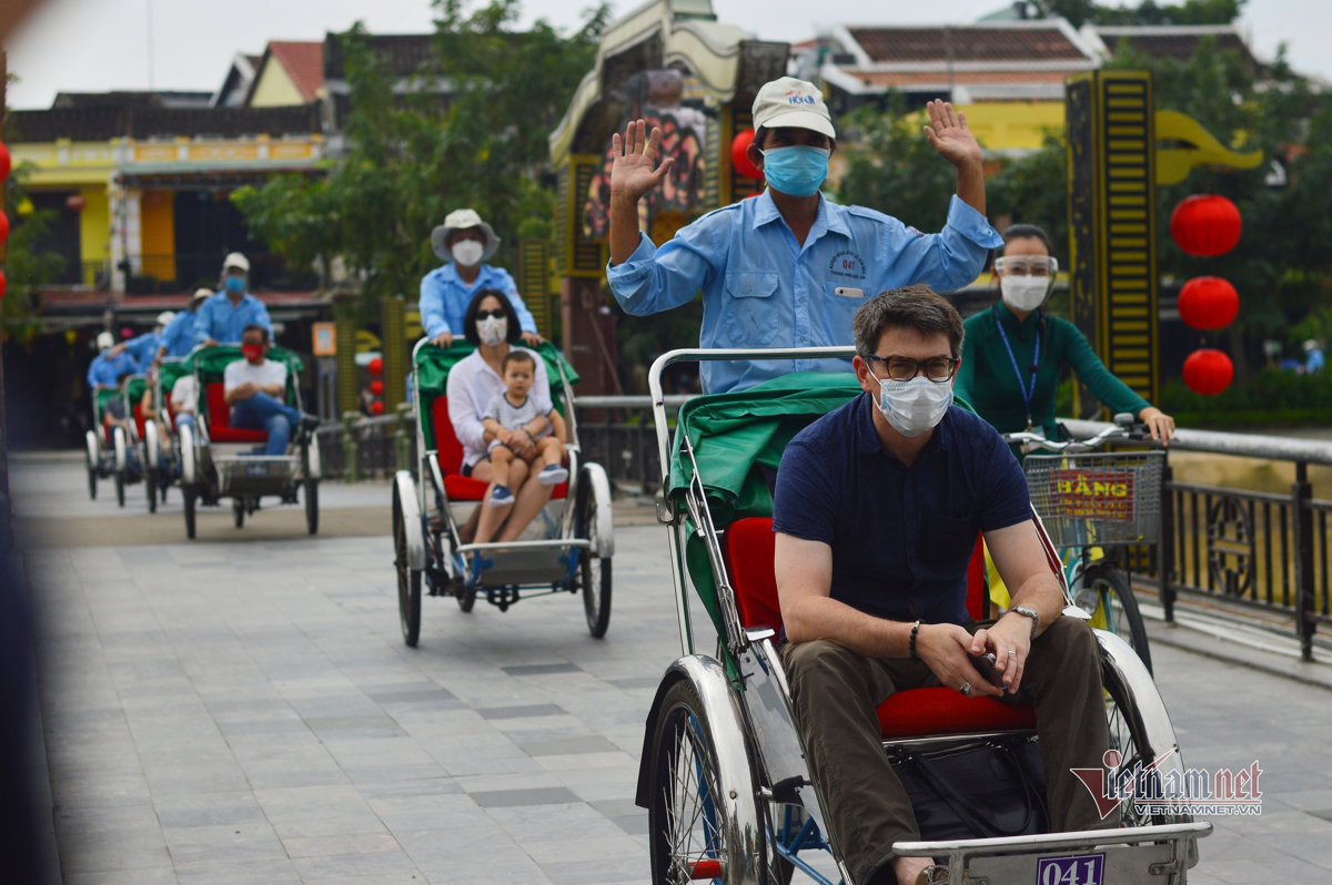 Hội An nhộn nhịp đón những du khách quốc tế đầu tiên tham quan trở lại