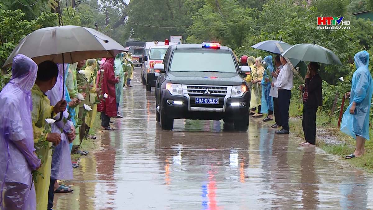 Người dân đội mưa đón linh cữu liệt sỹ Lê Ánh Sáng