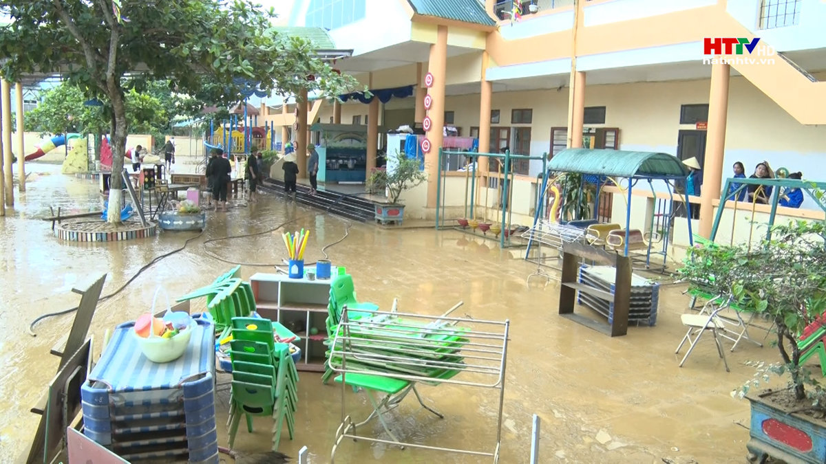 Các lực lượng giúp dân khắc phục lũ lụt