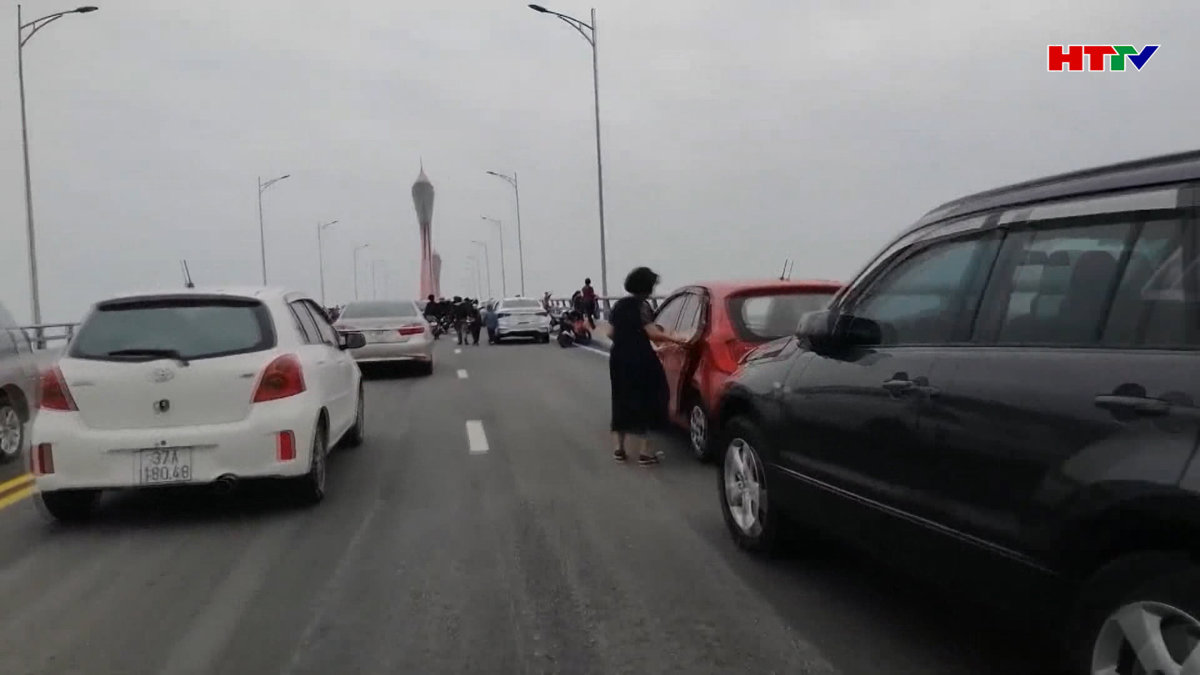 Dừng đỗ trái phép trên cầu Cửa Hội