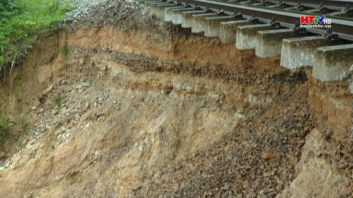 Sạt lở gây ách tắc tuyến đường sắt Bắc Nam qua Vũ Quang