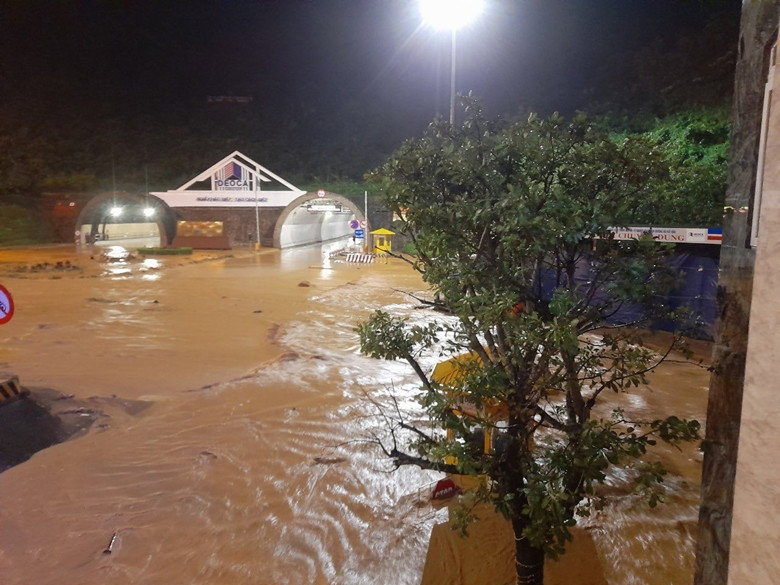 Thừa Thiên Huế: Xuyên đêm di dời hơn 12.000 người dân đến nơi tránh trú an toàn