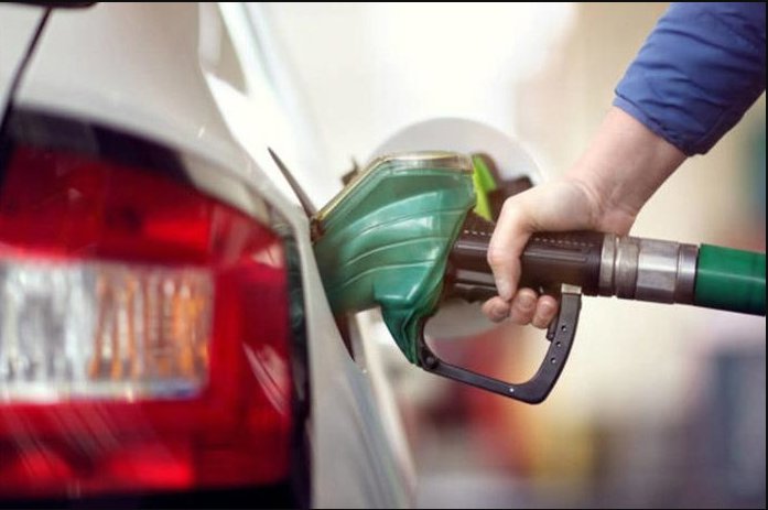 Giá xăng lần thứ tư giảm giá, RON 95 về mức 25.600 đồng/lít