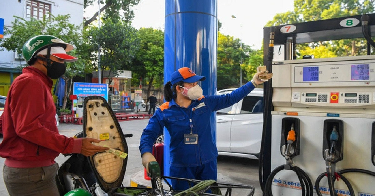 Giá xăng tăng mạnh, từ 1.220-1.300 đồng/lít