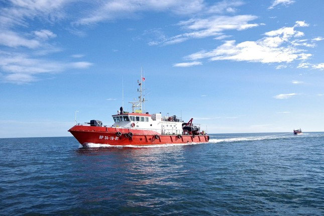 Giải cứu thành công 9 ngư dân gặp nạn trên biển