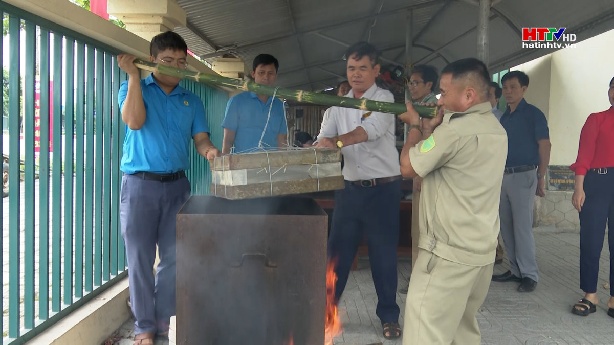 Dâng lên các vua Hùng cặp bánh chưng nặng 50 kg