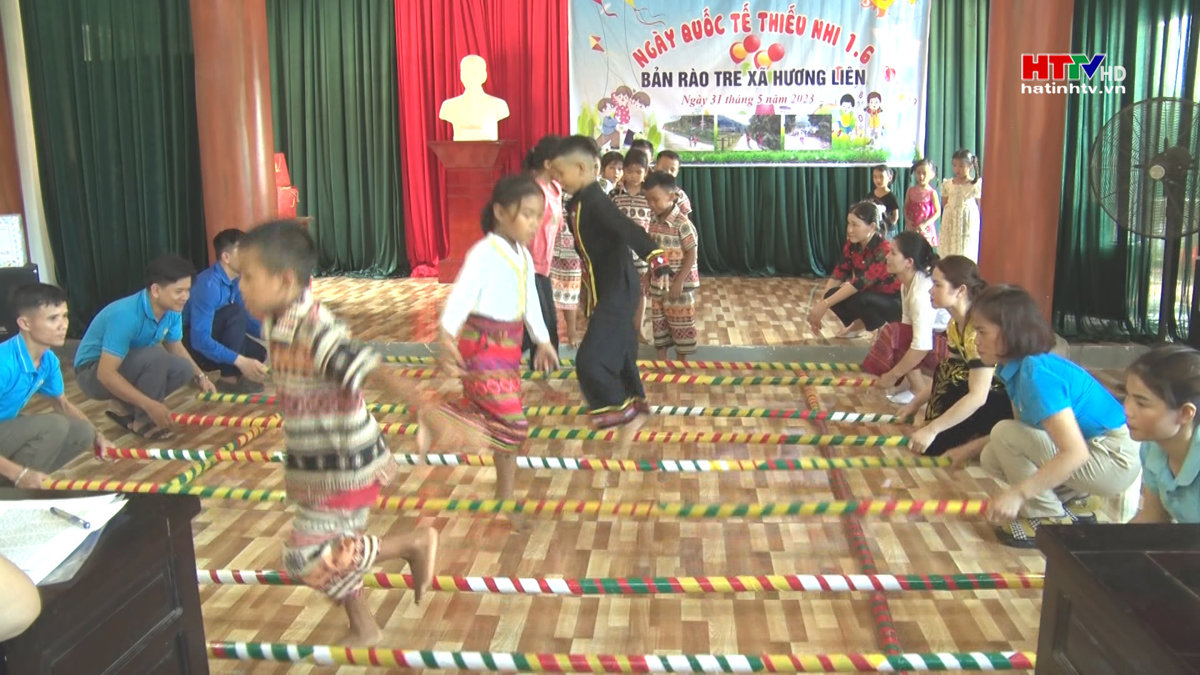 Trẻ em dân tộc Chứt được vui Tết Thiếu nhi