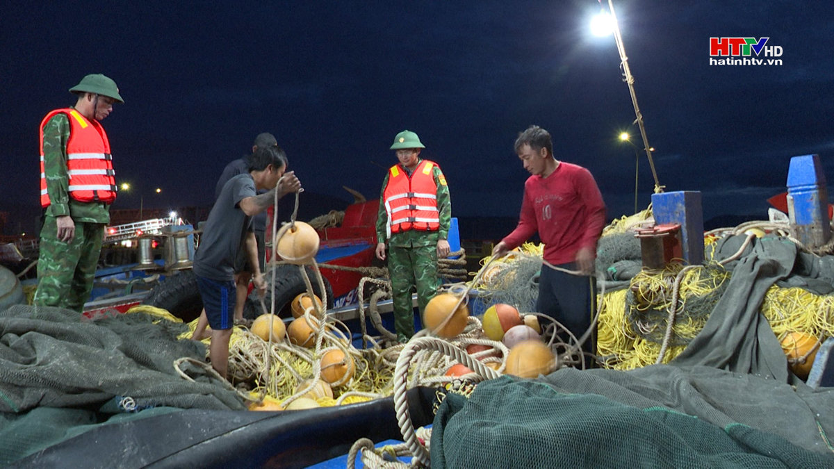 Bắt cặp tàu cá công suất lớn đánh bắt hải sản trái phép