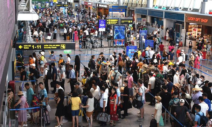 Hàng loạt chuyến bay bị hủy do ảnh hưởng bão số 4