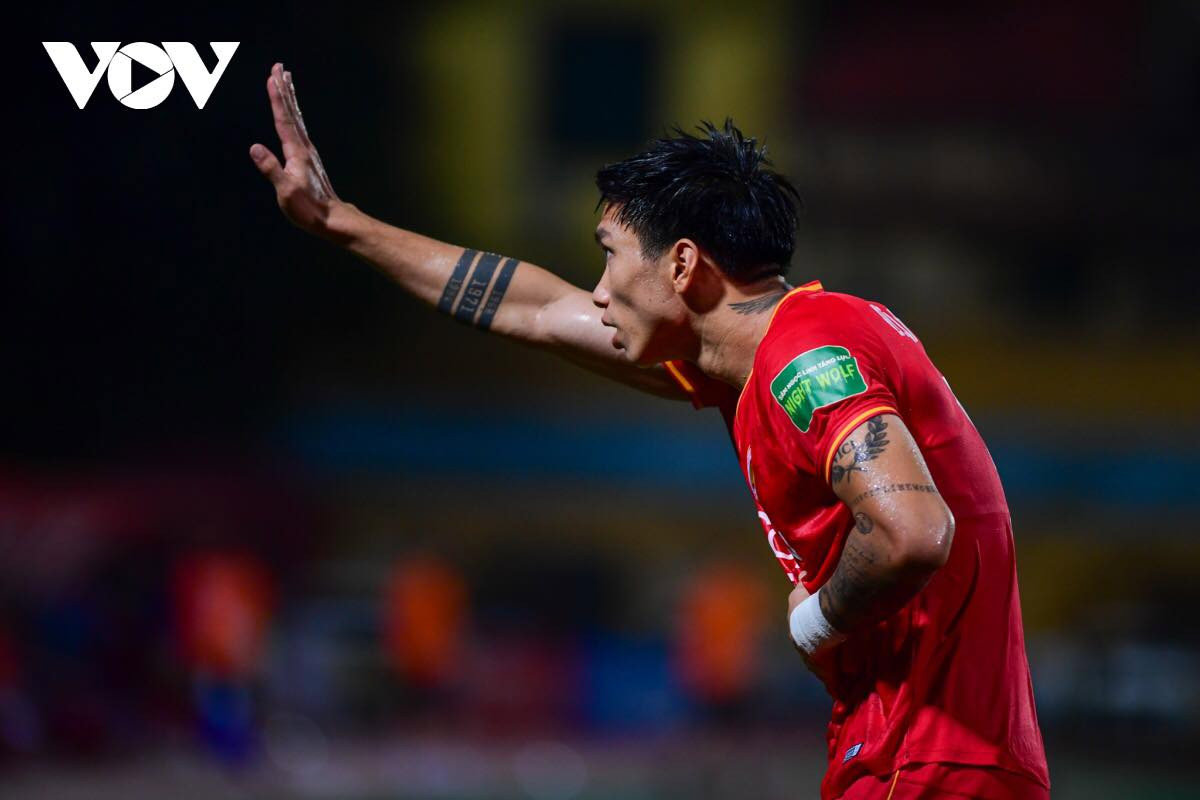 Hành động đẹp của Văn Hậu sau trận đấu