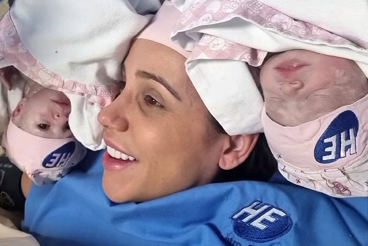 Hi hữu bé gái chào đời vẫn nằm nguyên trong túi ối