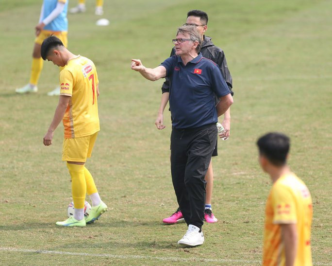 HLV Troussier công bố danh sách tập trung tuyển Việt Nam