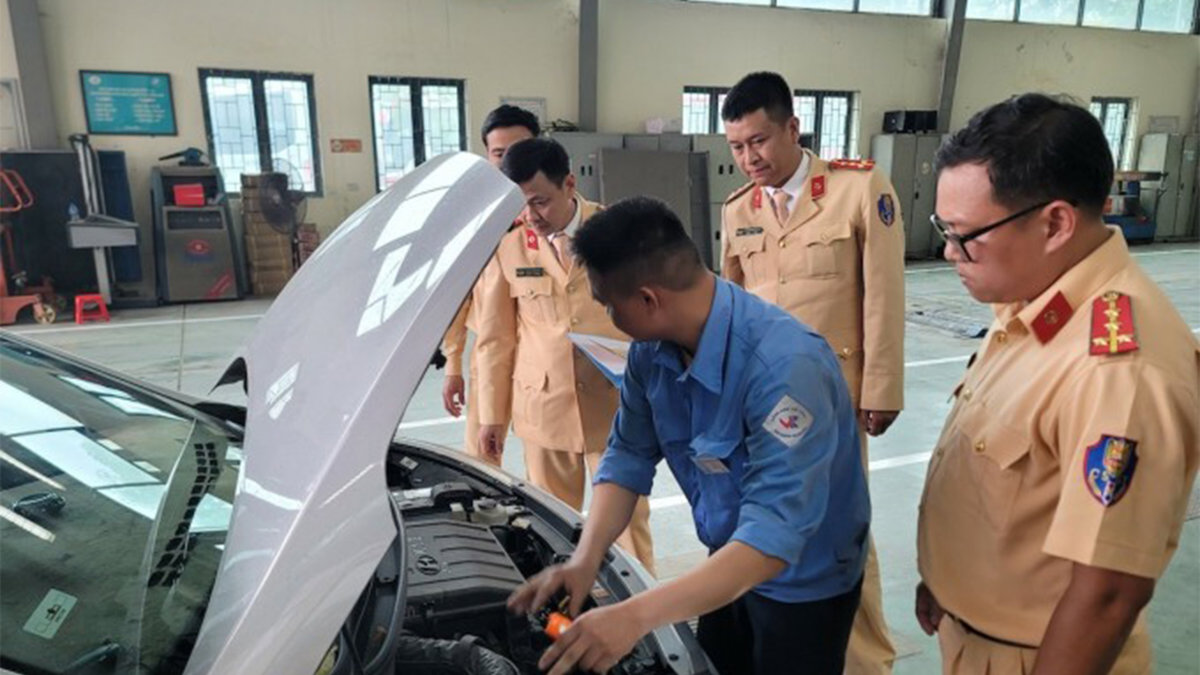 Công an giao thông Hà Tĩnh hỗ trợ công tác đăng kiểm