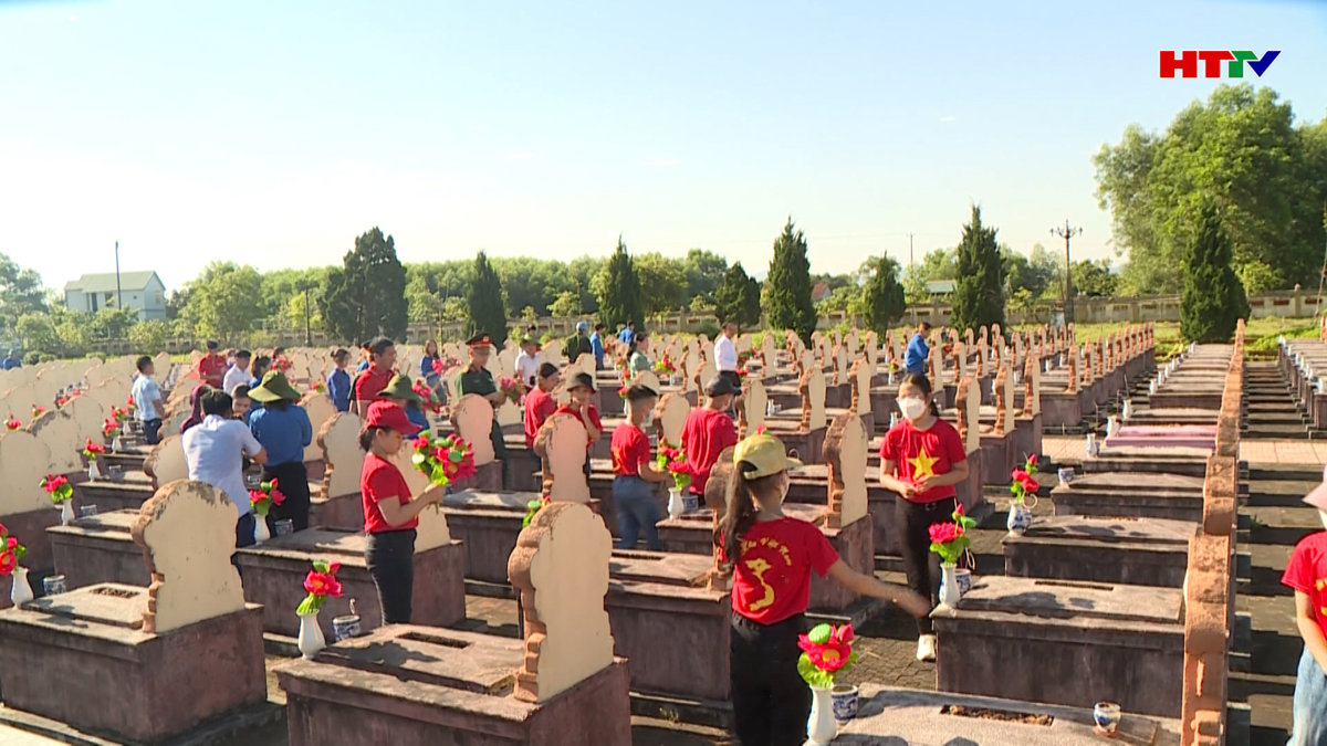 Tỉnh đoàn tổ chức chương trình “Hoa dâng mộ liệt sỹ”