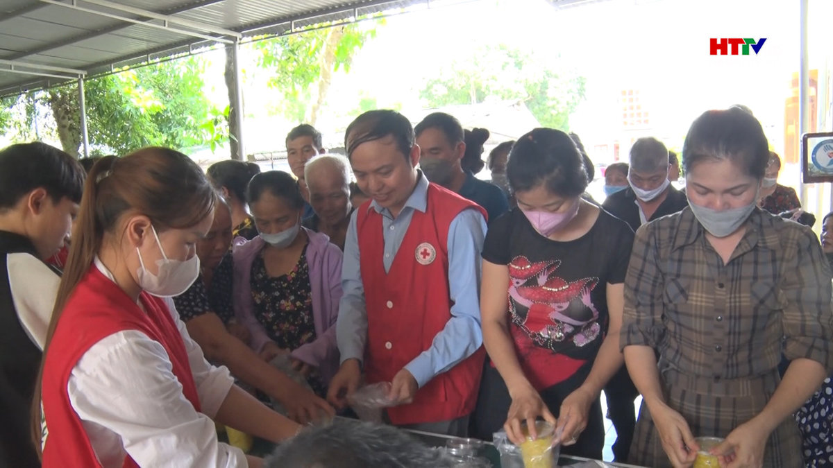 Hương Khê: Trao tặng 180 suất quà, cắt tóc miễn phí cho bệnh nhân