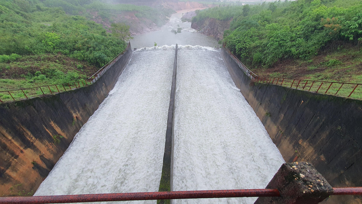 Hồ Kẻ gỗ xả tràn với lưu lượng đến 250 mét khối/giây