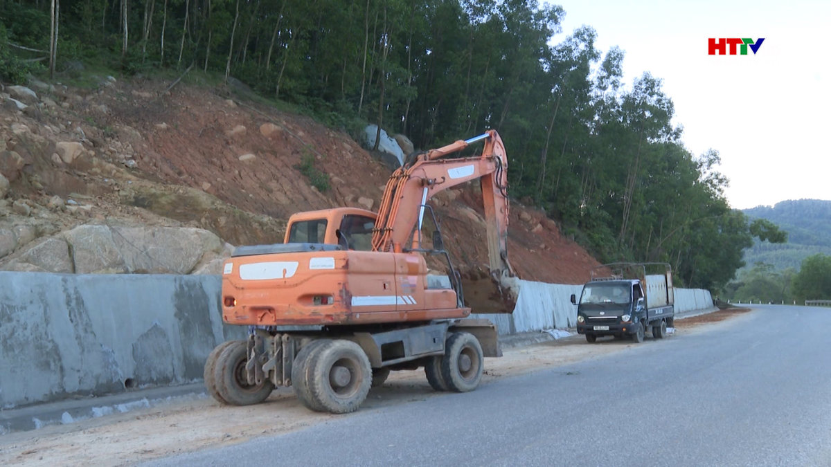 Khắc phục sạt lở mái taluy dương tuyến đường ven biển