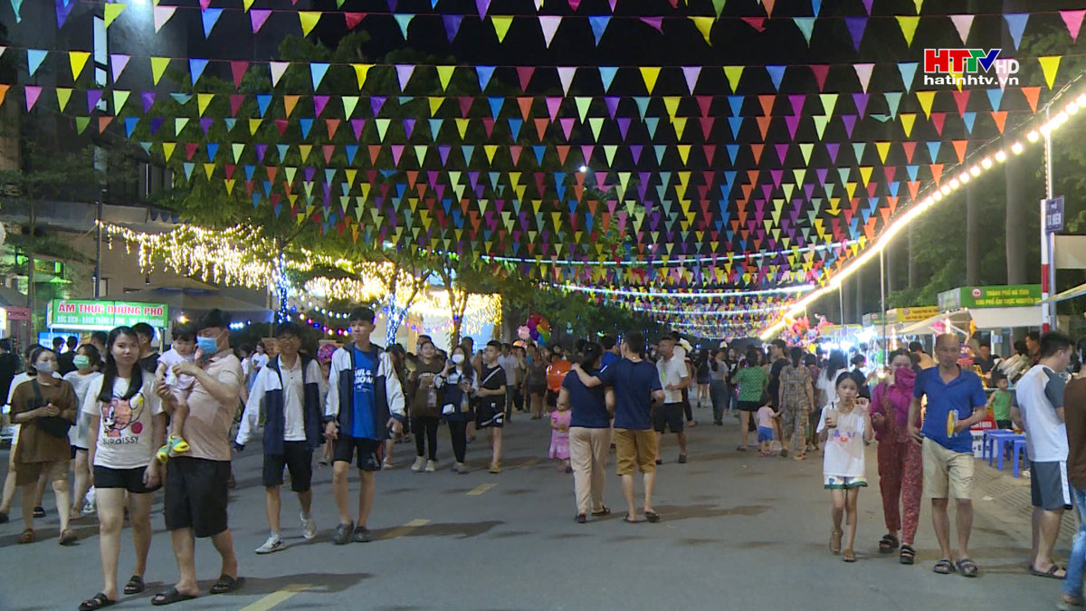 Sôi động phố đi bộ, ẩm thực Nguyễn Du